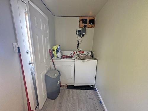 307 Robertson Street, Thunder Bay, ON - Indoor Photo Showing Laundry Room