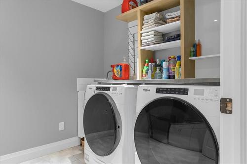 laundry with newer appliances - 123 William Street, Niagara-On-The-Lake, ON - Indoor Photo Showing Laundry Room