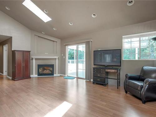 1527 Heriot Bay Rd, Quadra Island, BC - Indoor Photo Showing Living Room With Fireplace