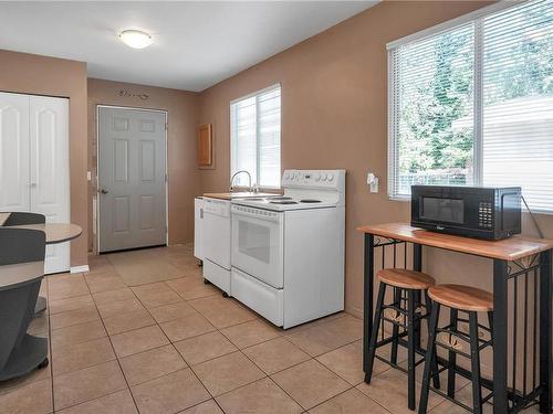 1527 Heriot Bay Rd, Quadra Island, BC - Indoor Photo Showing Laundry Room