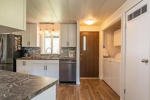 504 201St Avenue, Castlegar, BC - Indoor Photo Showing Kitchen With Double Sink