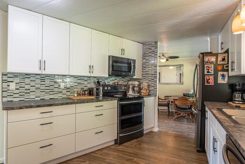 504 201St Avenue, Castlegar, BC - Indoor Photo Showing Kitchen With Upgraded Kitchen