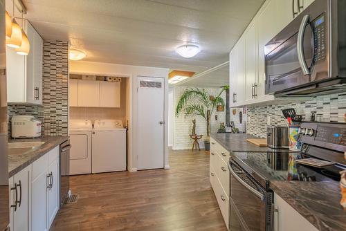 504 201St Avenue, Castlegar, BC - Indoor Photo Showing Kitchen