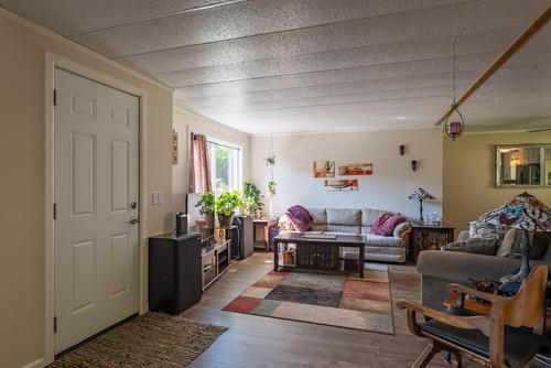 504 201St Avenue, Castlegar, BC - Indoor Photo Showing Living Room