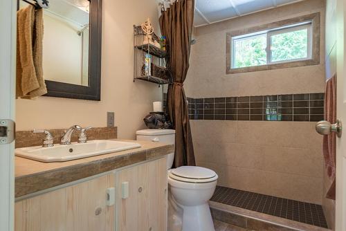 504 201St Avenue, Castlegar, BC - Indoor Photo Showing Bathroom