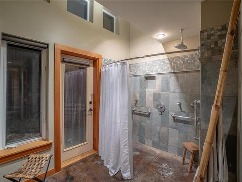 1240 Coats Dr, Gabriola Island, BC - Indoor Photo Showing Bathroom