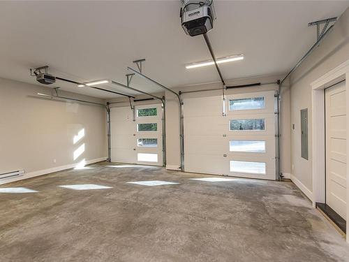 3156 Mission Rd, Courtenay, BC - Indoor Photo Showing Garage