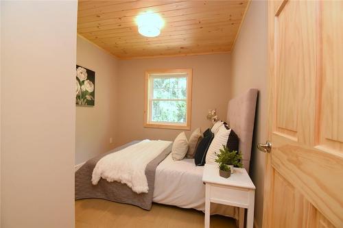 Primary bedroom - 1417 Dickie Lake Road W, Baysville, ON - Indoor Photo Showing Bedroom
