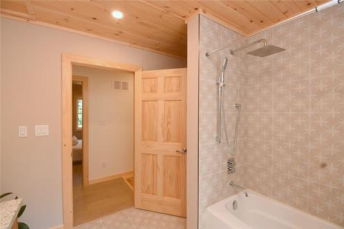 Upstairs bathroom - 1417 Dickie Lake Road W, Baysville, ON - Indoor Photo Showing Bathroom