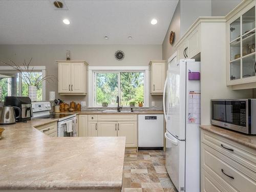 3171 Decourcy Dr, Nanaimo, BC - Indoor Photo Showing Kitchen