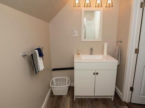 201 Ross Street, Thunder Bay, ON - Indoor Photo Showing Bathroom