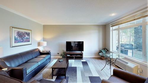 104 K - 100 Bighorn Boulevard, Radium Hot Springs, BC - Indoor Photo Showing Living Room