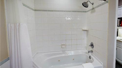 104 K - 100 Bighorn Boulevard, Radium Hot Springs, BC - Indoor Photo Showing Bathroom