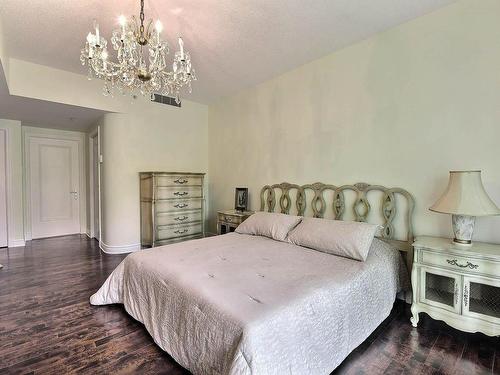 Master bedroom - 213-1400 Crois. Merit, Mont-Royal, QC - Indoor Photo Showing Bedroom
