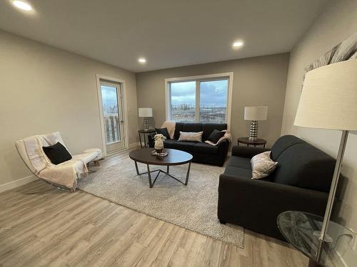 77 River Ridge Drive, Lorette, MB - Indoor Photo Showing Living Room