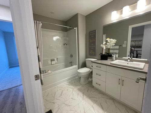 77 River Ridge Drive, Lorette, MB - Indoor Photo Showing Bathroom