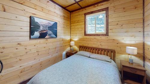 6392 Osprey Landing View, Wardner, BC - Indoor Photo Showing Bedroom