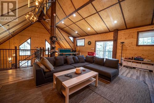 6392 Osprey  View Landing, Wardner, BC - Indoor Photo Showing Living Room