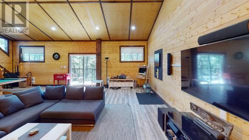 6392 Osprey  View Landing, Wardner, BC - Indoor Photo Showing Living Room