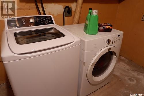 507 4Th Avenue W, Assiniboia, SK - Indoor Photo Showing Laundry Room