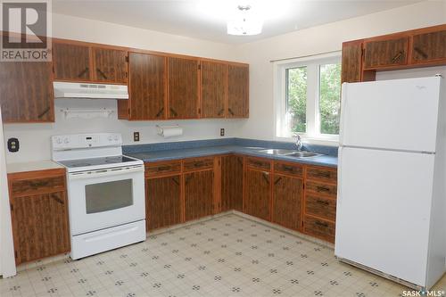 507 4Th Avenue W, Assiniboia, SK - Indoor Photo Showing Kitchen With Double Sink