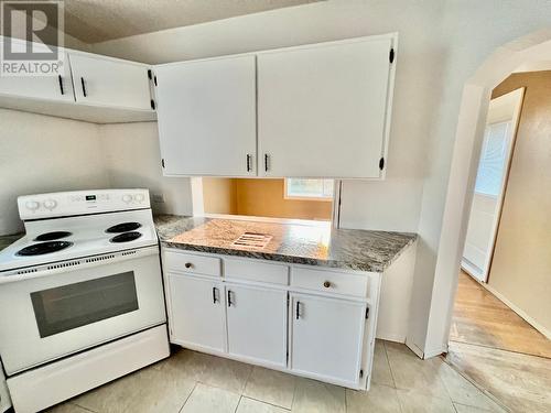 653 105 Avenue, Dawson Creek, BC - Indoor Photo Showing Kitchen