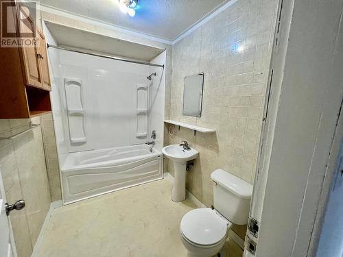 653 105 Avenue, Dawson Creek, BC - Indoor Photo Showing Bathroom