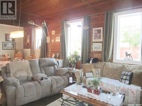 158 Municipal Road, Coronach, SK - Indoor Photo Showing Living Room
