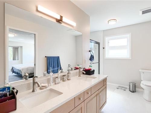 1016 Adeline Pl, Saanich, BC - Indoor Photo Showing Bathroom