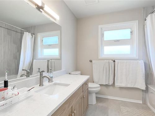 1016 Adeline Pl, Saanich, BC - Indoor Photo Showing Bathroom