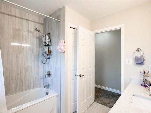 1016 Adeline Pl, Saanich, BC - Indoor Photo Showing Bathroom