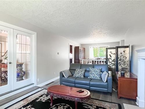 1016 Adeline Pl, Saanich, BC - Indoor Photo Showing Living Room