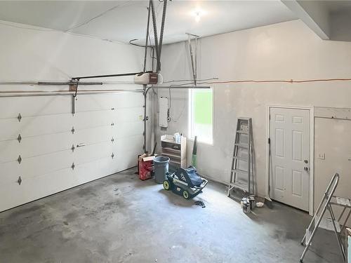 1016 Adeline Pl, Saanich, BC - Indoor Photo Showing Garage