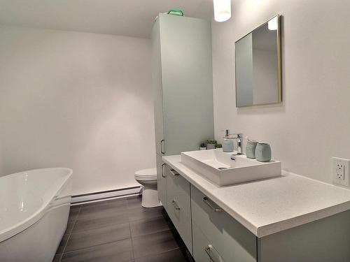 Bathroom - 6580 Rue De Saturne, Québec (La Haute-Saint-Charles), QC - Indoor Photo Showing Bathroom