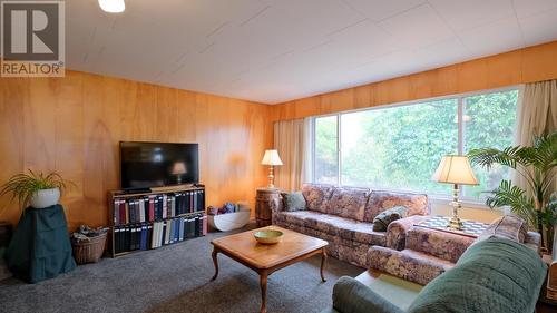 5517 Butler Street, Summerland, BC - Indoor Photo Showing Living Room