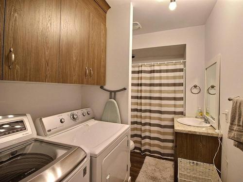 Bathroom - 12 Rue Larouche, Clermont, QC - Indoor Photo Showing Laundry Room