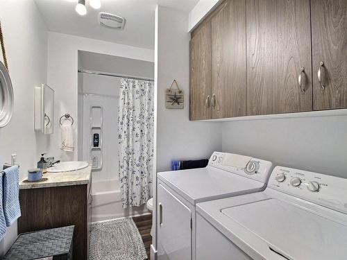 Bathroom - 12 Rue Larouche, Clermont, QC - Indoor Photo Showing Laundry Room