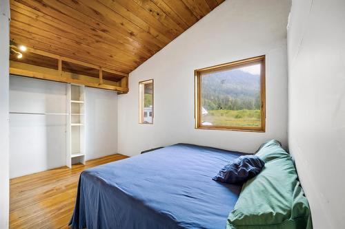16465 Wadds Road, Crawford Bay, BC - Indoor Photo Showing Bedroom