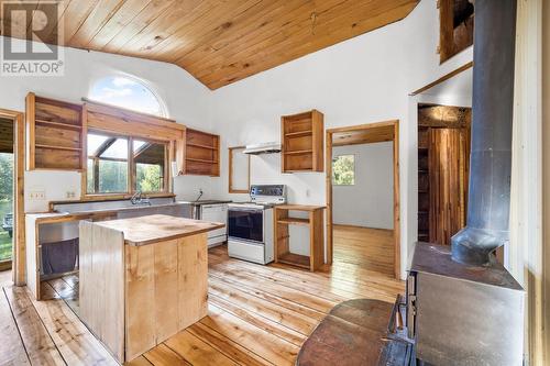 16465 Wadds Road, Crawford Bay, BC - Indoor Photo Showing Kitchen