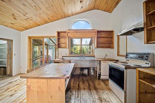 16465 Wadds Road, Crawford Bay, BC - Indoor Photo Showing Kitchen