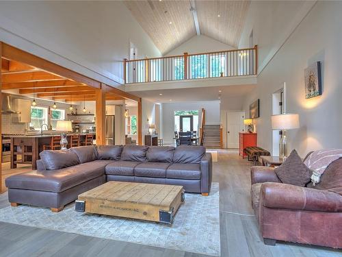 6031 Paldi Rd, Duncan, BC - Indoor Photo Showing Living Room