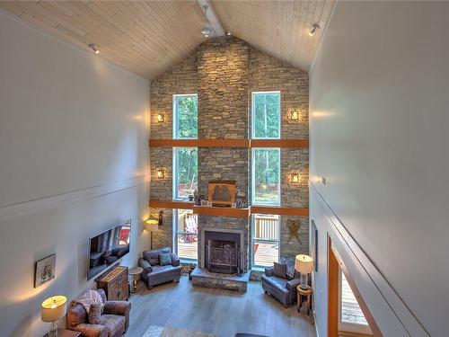 6031 Paldi Rd, Duncan, BC - Indoor With Fireplace