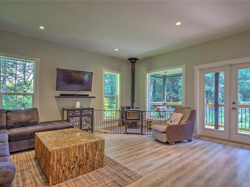 6031 Paldi Rd, Duncan, BC - Indoor Photo Showing Living Room