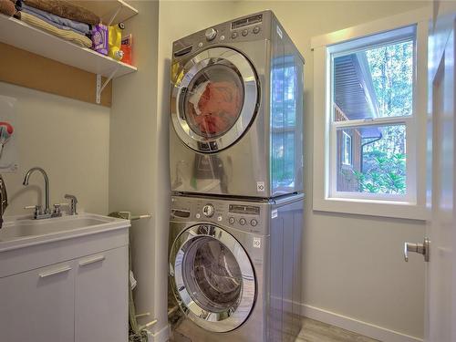 6031 Paldi Rd, Duncan, BC - Indoor Photo Showing Laundry Room