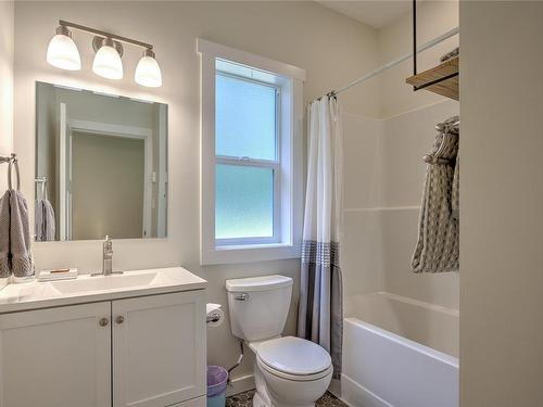 6031 Paldi Rd, Duncan, BC - Indoor Photo Showing Bathroom