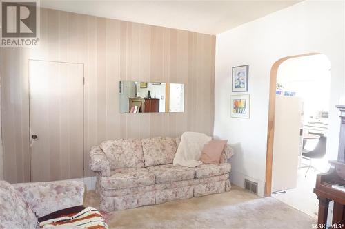 311 7Th Avenue E, Assiniboia, SK - Indoor Photo Showing Living Room