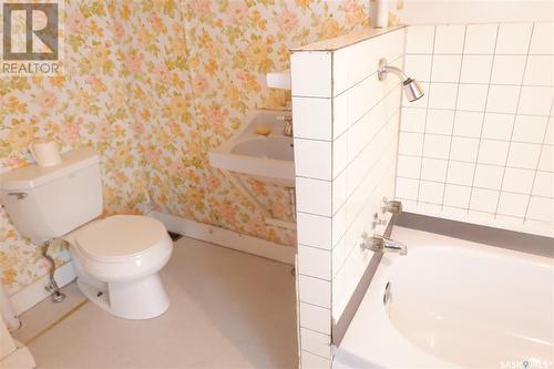 311 7Th Avenue E, Assiniboia, SK - Indoor Photo Showing Bathroom