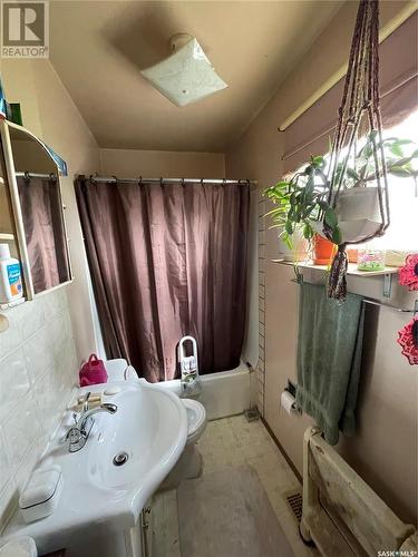 202 3Rd Avenue, Young, SK - Indoor Photo Showing Bathroom