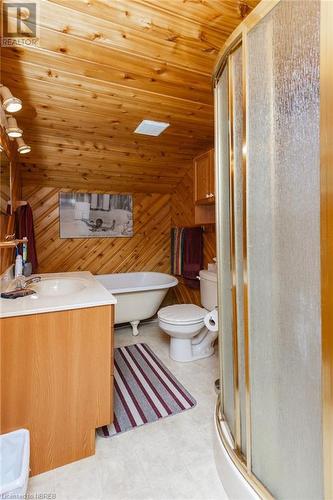 Owners Residence - Bathroom - 2 Jacks Lane, Port Loring, ON 