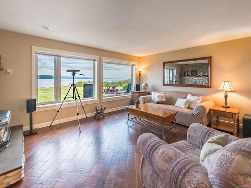 835 Island Hwy South, Campbell River, BC - Indoor Photo Showing Living Room